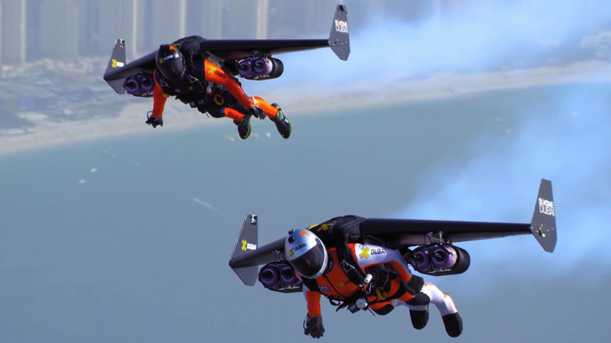 человек парит в воздухе. Fly through the air. Fly through the air. на пульсе (feat. прыжок с парашютом облака.