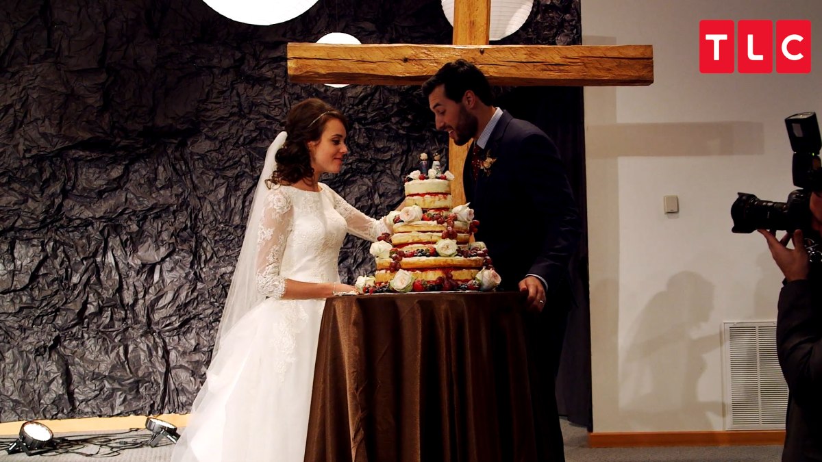 Jinger and Jeremy Eat Their Wedding Cake Counting On TLC