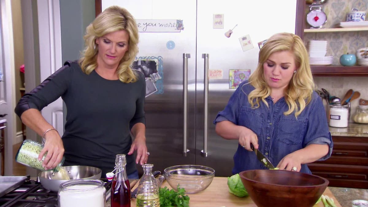 Kelly Clarkson in the Kitchen | Trisha's Southern Kitchen