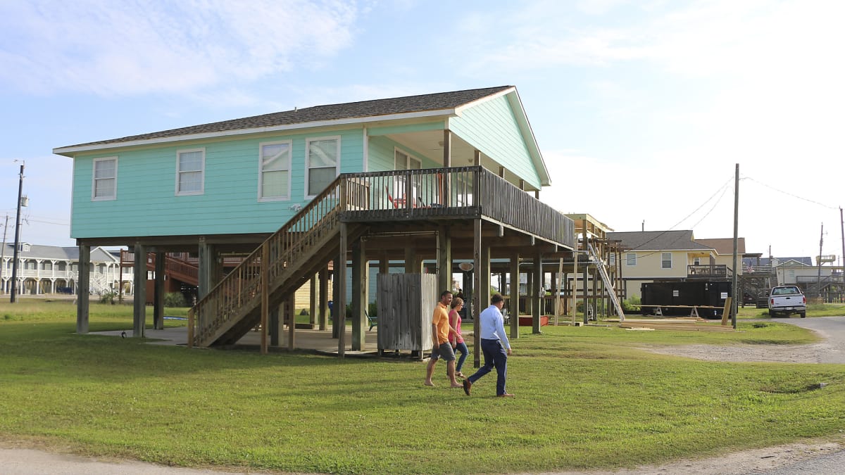 From Houston to Surfside Beach | Beachfront Bargain Hunt