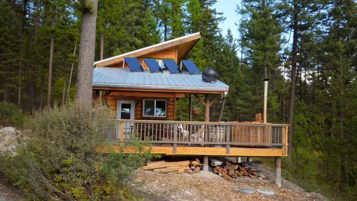 Tiny House on a Lake | Building Off the Grid